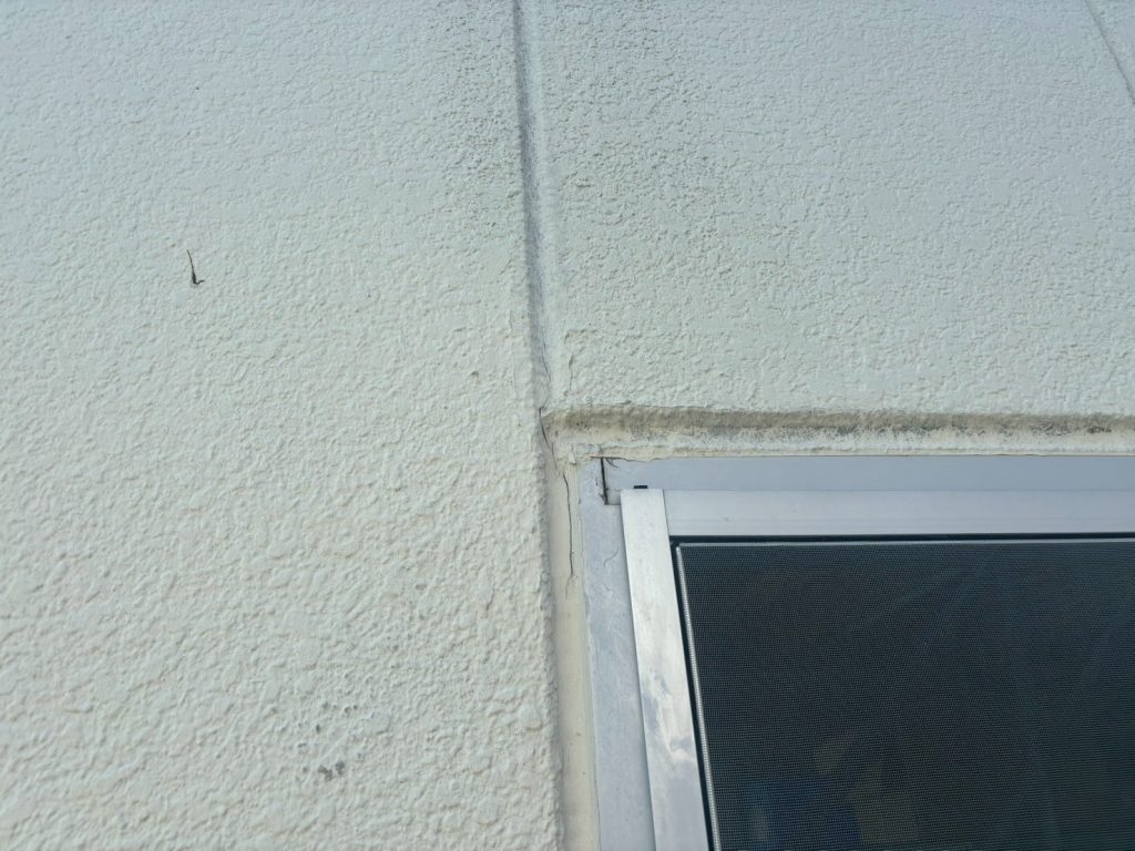 窓上角の目地劣化
